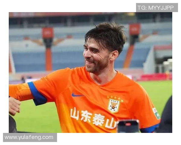 鲁能与恒大激战21轮争夺榜首荣耀双方球员全力以赴展现足球魅力