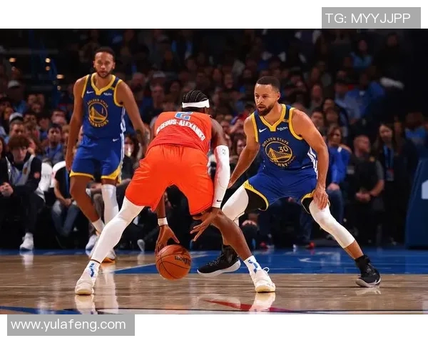 勇士与雷霆激战正酣新浪直播带你全程感受比赛精彩瞬间 勇士与雷霆激战正酣新浪直播带你全程感受比赛精彩瞬间